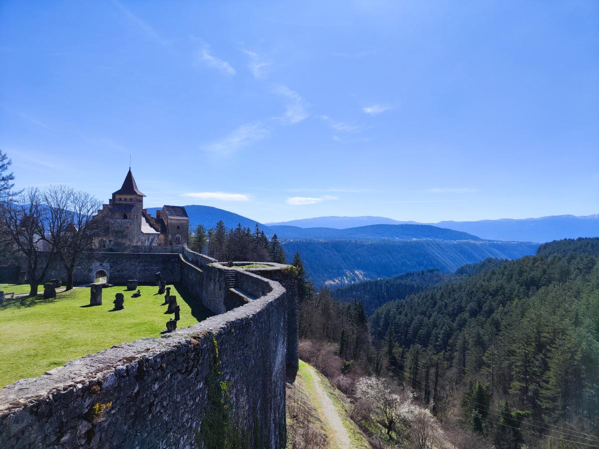 Tvrđava Ostrožac – Dvorac Unutar Zidina
