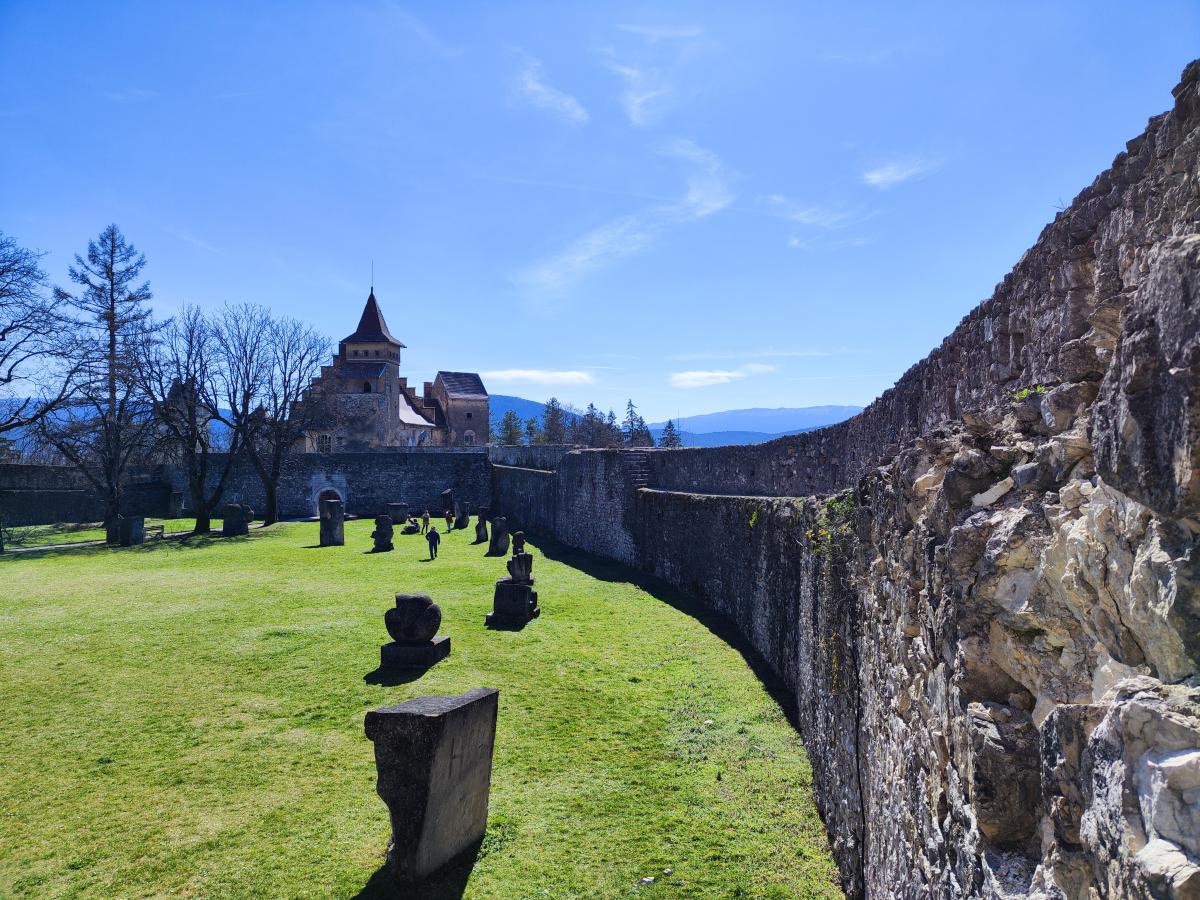 Tvrđava Ostrožac – Dvorac Unutar Zidina