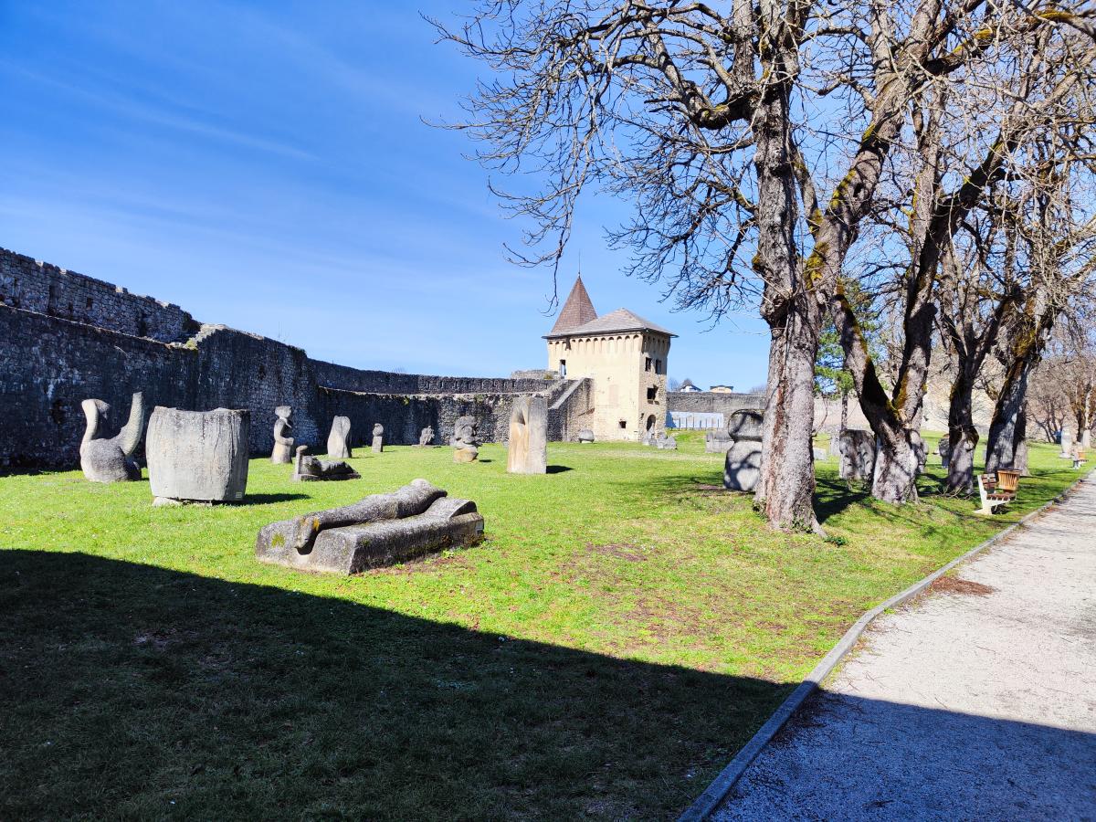 Tvrđava Ostrožac – Dvorac Unutar Zidina