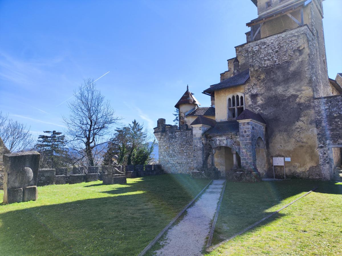 Tvrđava Ostrožac – Dvorac Unutar Zidina