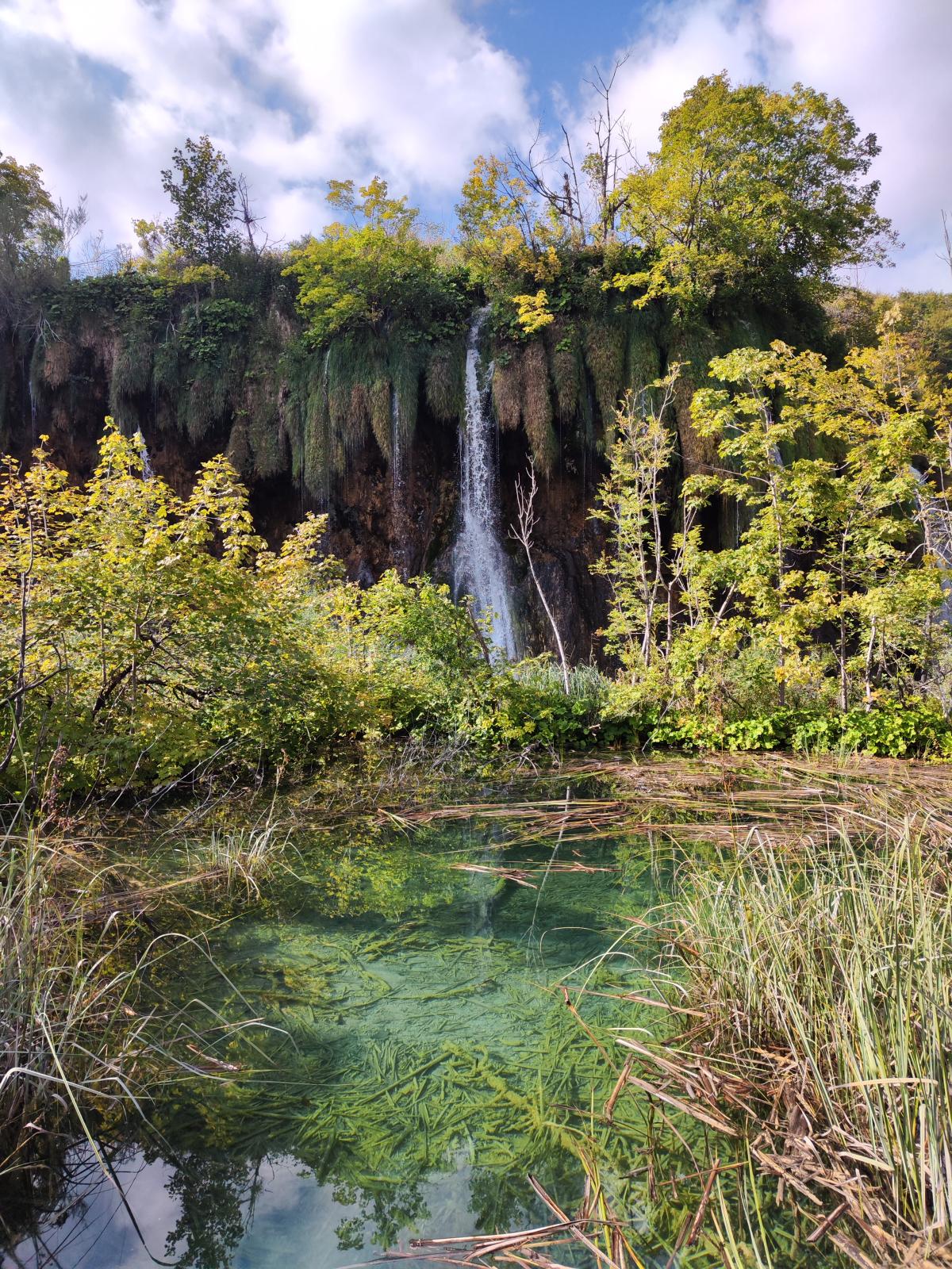 A wonderful walking route with stunning views of waterfalls and turquoise lakes.