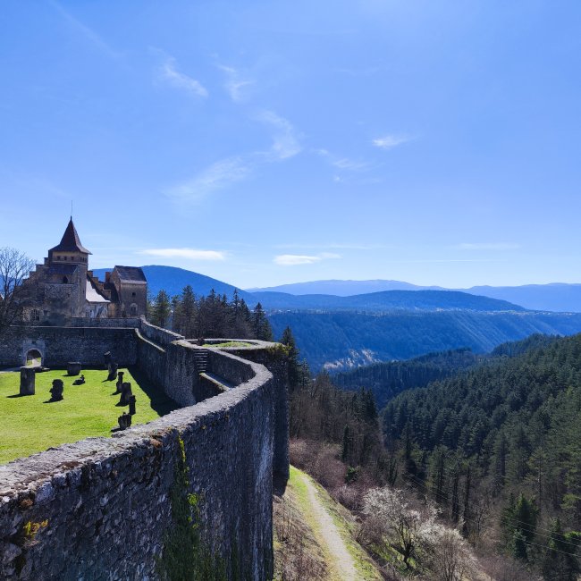 Tvrđava Ostrožac – Dvorac Unutar Zidina image 2