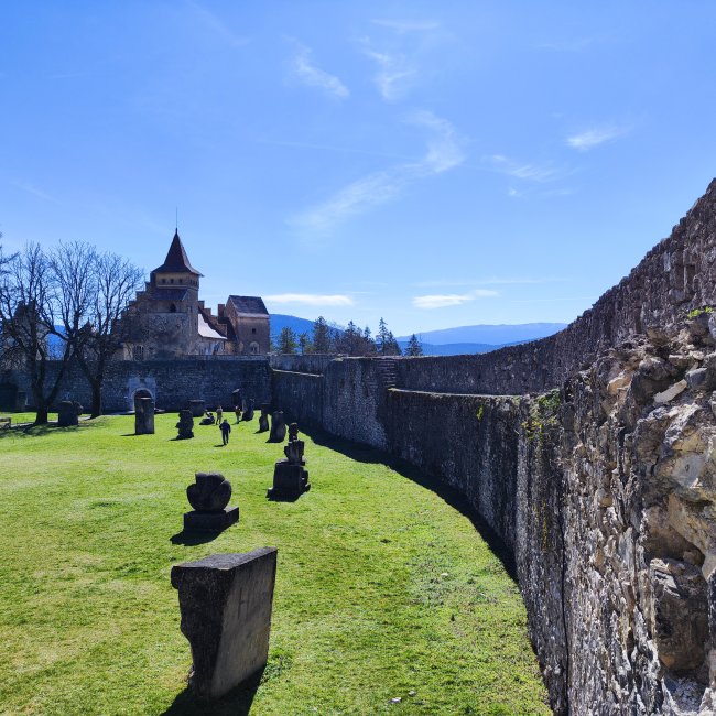 Tvrđava Ostrožac – Dvorac Unutar Zidina image 3