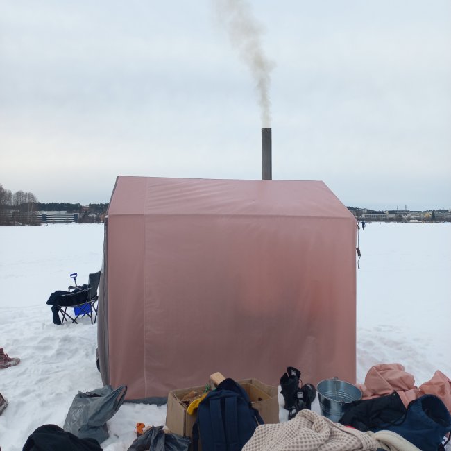 Jyväsjärvi lake and sauna in the outdoors image 3